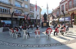 Öğrenciler kent merkezinde kitap okuyarak farkındalık...