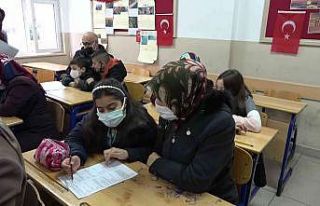 Öğrenciler ve veliler aynı sırada sınava girdi