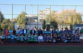 Öğrencilere eşofman hediye edildi