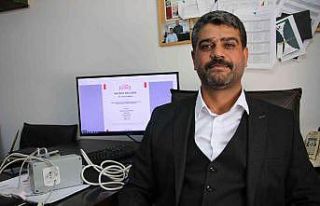 Öğretim üyesi ve öğrenciler çamaşır makinelerindeki...