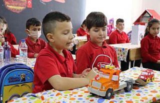 Öğretmen çift el ele verdi, çocuklara bilimi sevdiriyor