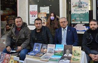Öğretmen yazarlar kitaplarını imzaladı