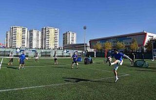 Öğretmenler ayak tenisi ve masa tenisi oynadı