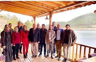 Öğretmenler, gününü gölet manzarasıyla kutladı