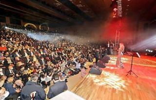 Öğretmenler kendileri için düzenlenen konserde...