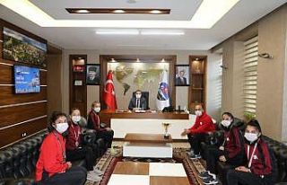 Öksüz başarılı sporcuları ağırladı