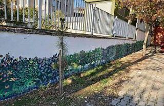 Okul bahçesinin duvarları çiçek açtı
