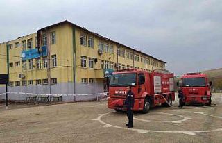 Okul çatısı alev alev yandı, kimsenin olmaması...