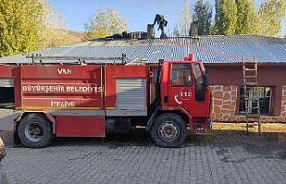 Okul çatısında yangın