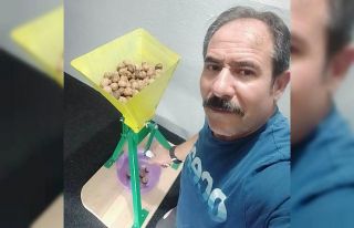 Okul müdürü hurda malzemelerden ceviz kırma makinesi...