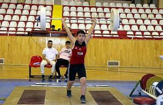 Okullar halter müsabakasında yarıştı