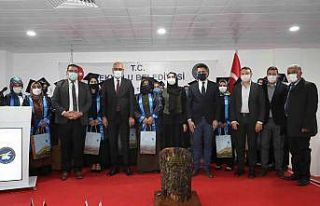 Okuma yazma kursunda mezuniyet coşkusu