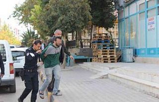 Önce annesini ve kız kardeşlerini silahla rehin...