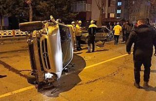 Önce park halindeki araçlara çarptı sonra yan...