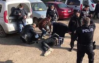 Önce yanındaki kadını, sonra kendisini bıçakladı