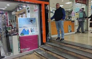 Onlarca dükkanın bulunduğu çarşıda ateş yaktılar,...