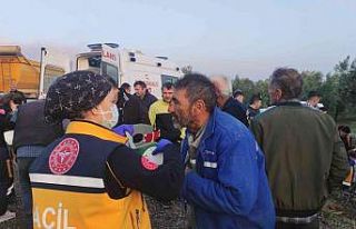 Önündeki kazadan dolayı yavaşlayan minibüse otomobil...
