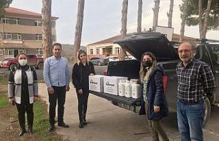 Organik tarıma destek için organik gübre dağıtımı...