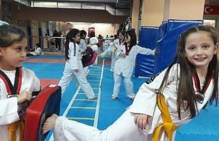 Ortaokul öğrencileri taekwondo kursunda enerjilerini...
