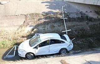 Otobüs ile çarpışan otomobil kanala uçtu: Vatandaşlar...