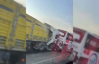 Otobüs ve tırların karıştığı zincirleme kazada...