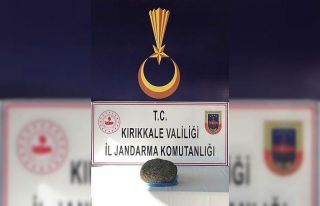 Otobüste seyahat eden yolcunun sırt çantasında...