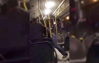 Otobüsteki yumruk yumruğa yol verme kavgası kamerada