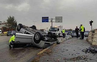 Otobüsün çarptığı otomobil takla attı