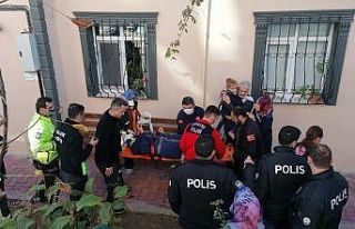 Otomobil 2 metre yükseklikten bahçeye düştü:...