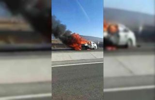 Otomobil alev topuna döndü