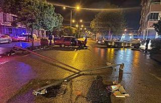 Otomobil aydınlatma direğine çarptı: 1 yaralı