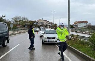 Otomobil büyükbaş hayvana çarptı
