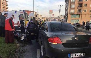 Otomobil ile çarpışan motosikletli yaralandı