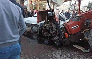 Otomobil ile çarpışan traktör ikiye bölündü:...