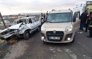 Otomobil ile hafif ticari araç çarpıştı: 3 yaralı