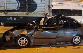 Otomobil kırmızı ışıkta bekleyen tıra arkadan...