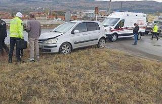 Otomobil refüjdeki kaldırıma çıktı: 1 yaralı