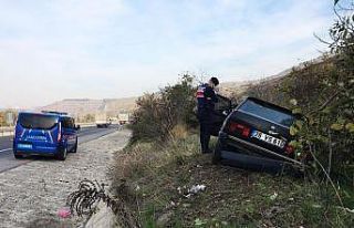 Otomobil şarampole devrildi: 4 yaralı