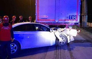 Otomobil TIR’a çarptı