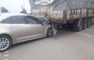 Otomobil tıra saplandı: 1 ağır yaralı