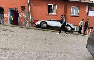 Otomobil yol ile evin arasına düştü