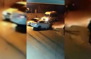 Otomobil yolun karşısına geçmeye çalışan yaşlı...