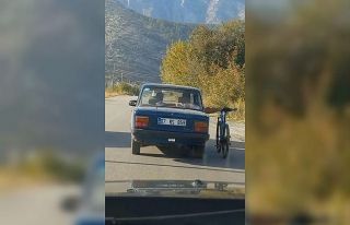Otomobile sığmayan bisikletin tehlikeli yolculuğu