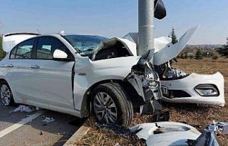 Otomobilin çarpmasıyla savrulan araç trafik ışıklarına...