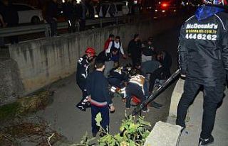 Otomobilin çarptığı genç cadde ortasındaki su...