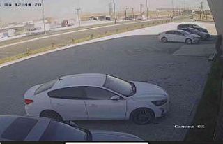 Otomobilin çarptığı motosiklette bulunananları...