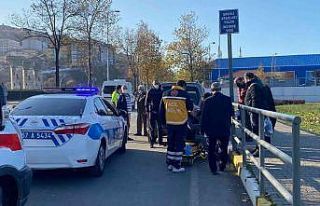 Otomobilin çarptığı yaşlı adam metrelerce yükseğe...
