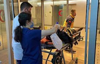 Otomobilin çarptığı yaya ön camdan içeri girdi:...