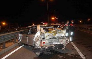 Otomobilin halatla çektiği arızalı otomobile atıksu...