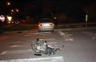 Otomobille çarpışan kasksız motosiklet sürücüsü...